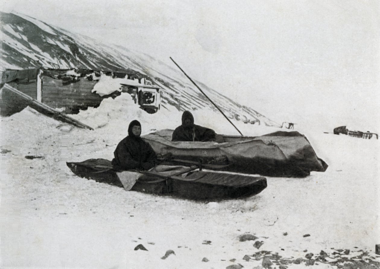 De Twee Kajaks Aan Land, ca. 1911, 1913 door G. Murray Levick