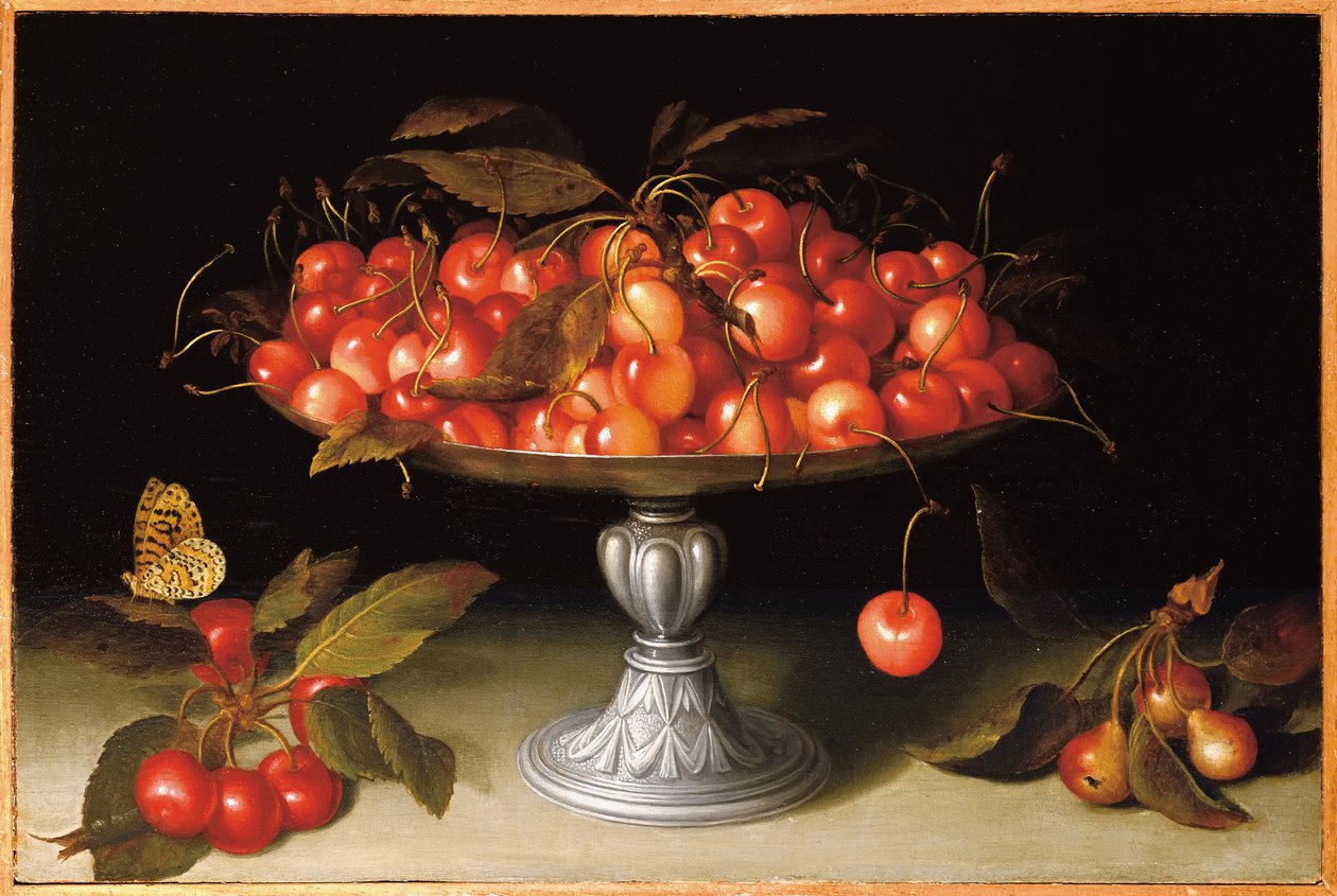 Kersen in een zilveren compote met sierappels op een stenen rand en een kievitsbloemvlinder door Galizia Fede
