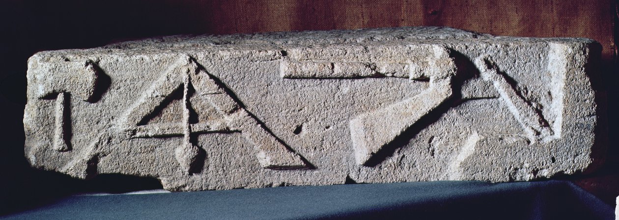 Reliëf met de instrumenten van een steenhouwer, 2e-3e eeuw door Gallo Roman