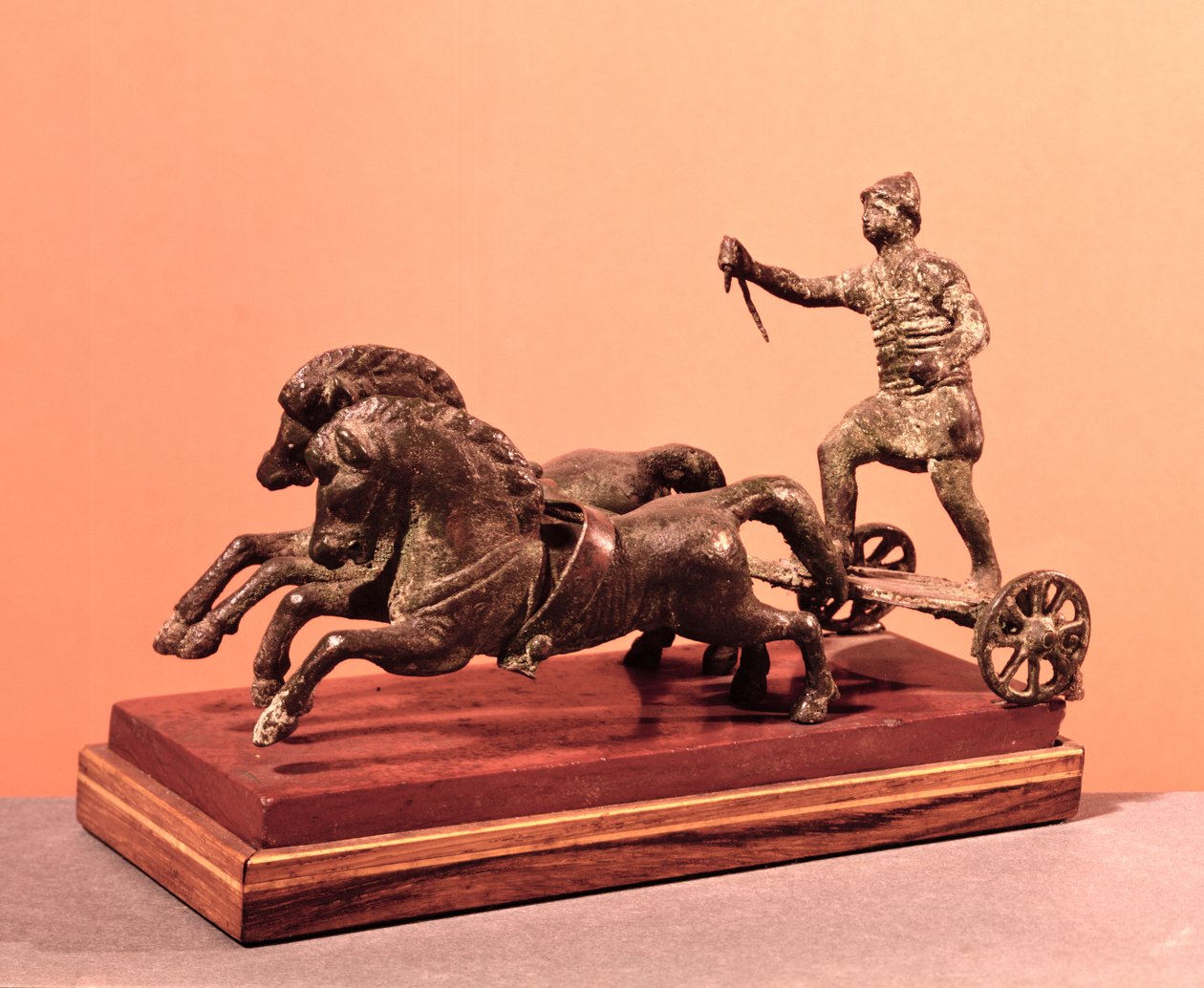 Romeinse strijdwagen getrokken door twee galopperende paarden (brons) door Gallo-Roman