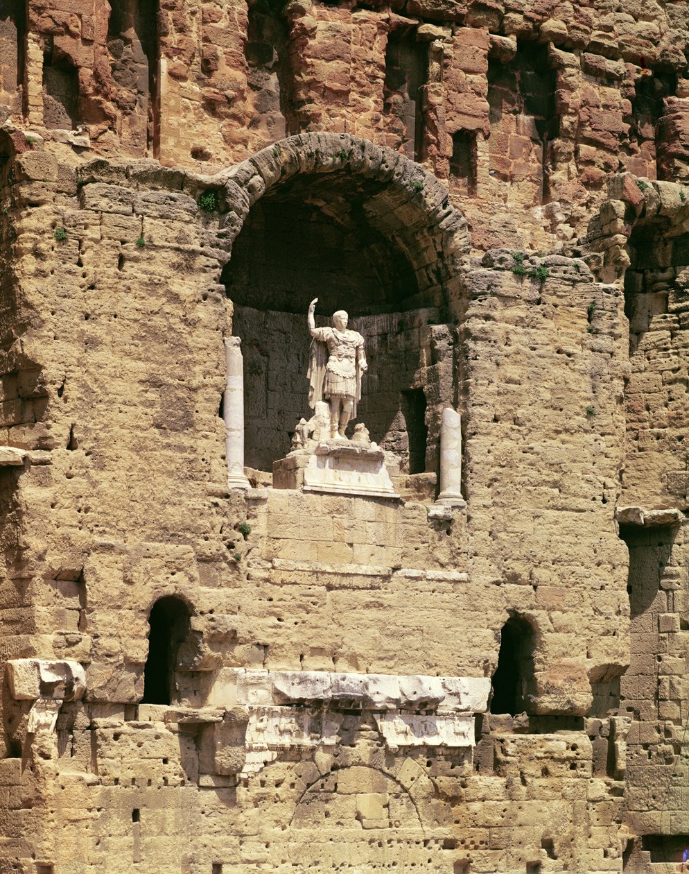 Standbeeld van keizer Caesar Augustus in het Romeinse theater door Gallo Roman