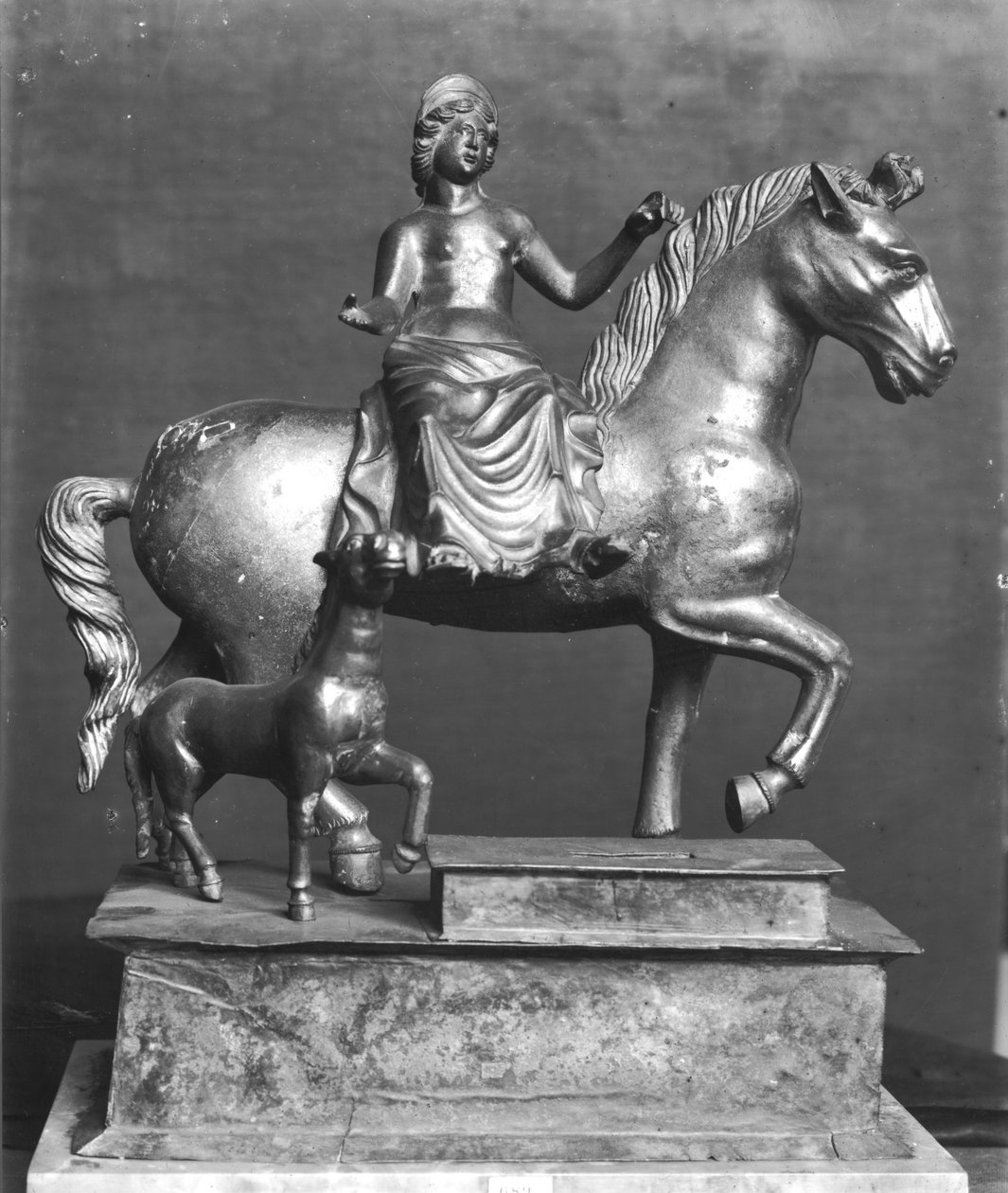 Beeldje van Epona, Gallische Godin, beschermer van paarden, ruiters en reizigers, van La Sarrazine, Jura, c.50 v.Chr.-400 n.Chr. door Gallo Roman