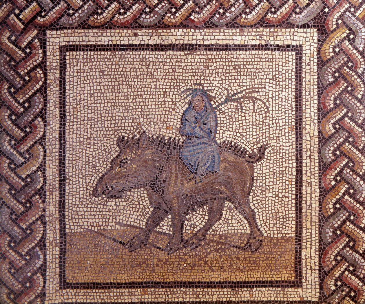 Gallo-Romeinse kunst: mozaïekbestrating die een rustieke kalender voorstelt. Allegorie van de Winter rijdt op een everzwijn. Eind 2e, begin 3e eeuw na Christus. Uit Saint-Romain-en-Gal (Rhone). Saint Germain en Laye, Nationaal Archeologisch Museum door Gallo-Roman