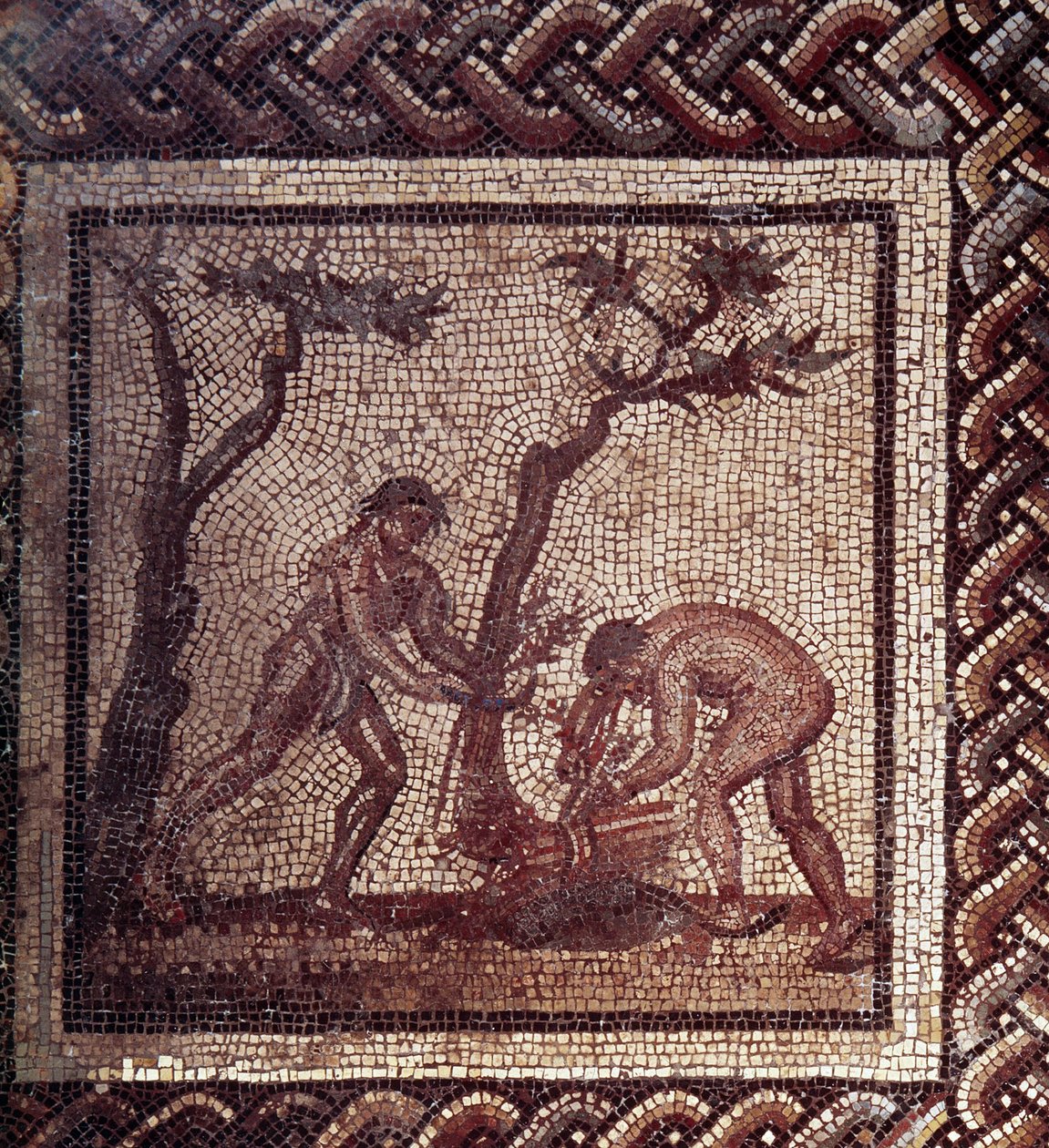 Gallo-Romeinse kunst: mozaïekvloer die een rustieke kalender voorstelt. Scène van het dekken van daken. Eind 2e, begin 3e eeuw na Chr. Uit Saint-Romain-en-Gal (Rhône). Saint Germain en Laye, Nationaal Archeologisch Museum door Gallo Roman