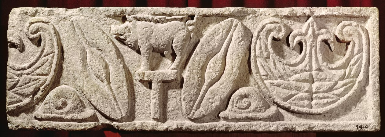 Reliëf met Gallische wapens en Amazoneschilden van een triomfboog door Gaulish