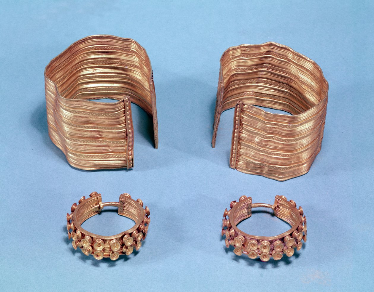 Twee open facetarmbanden en een paar oorbellen, uit het prinselijke graf van Sainte-Colombe, Côte d