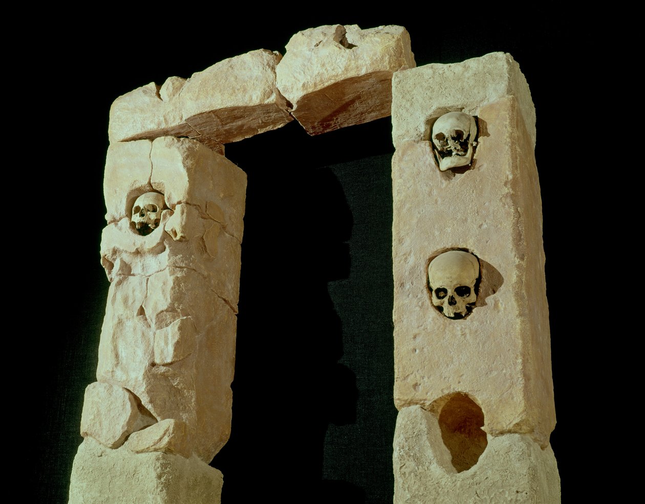 Deur met Schedels, uit het Heiligdom van Roquepertuse, Gallië, La Tène II beschaving (3e-2e eeuw v.Chr.) door Gaulish
