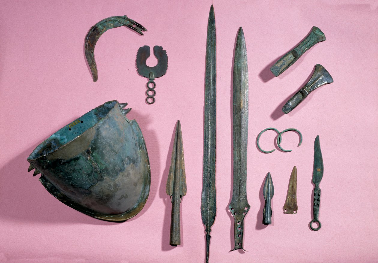 Gallische kunst: bronzen helm, bijl, sikkel, versiering, zwaard, armband, piek van Theil a Billy sur Loir. 1150 - 950 v.Chr. door Gaulish Gaulish