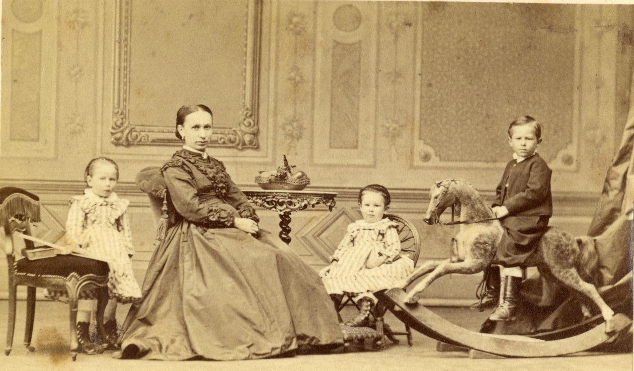 Jonge jongen op hobbelpaard omringd door zijn familie, 1860s door Georg Friedrich Brandseph