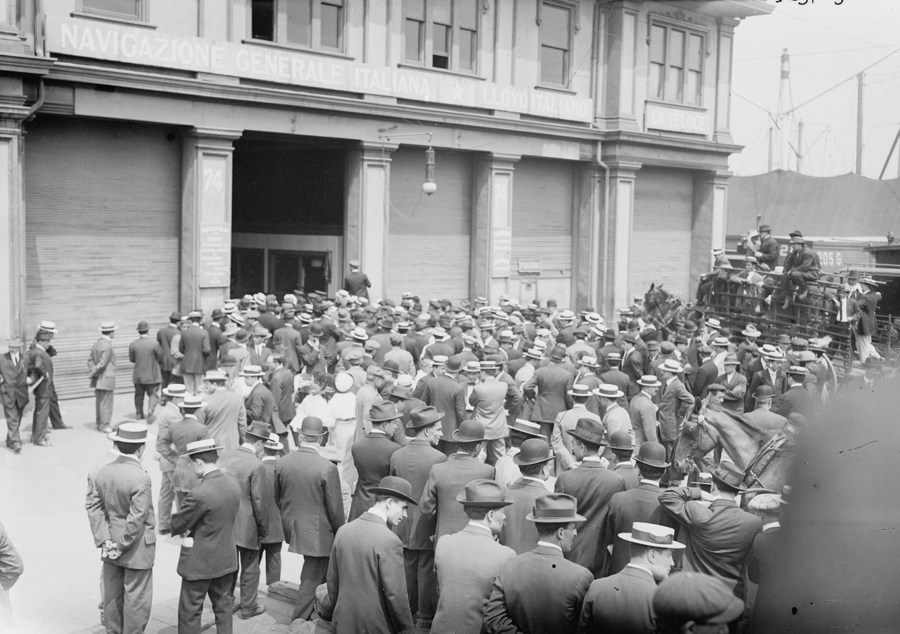 Een groep wacht op de aankomst van de voormalige burgemeester van Rome, Ernesto Nathan, uit Napels aan boord van het stoomschip Stampalia, New York City, 25 mei 1914 door George Grantham Bain