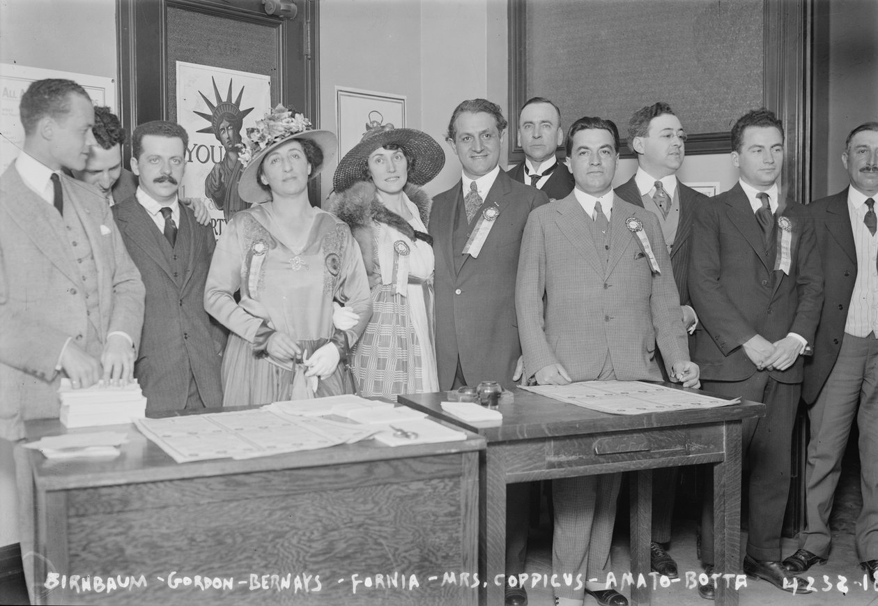 Operazangers en muzikanten openen de Operatic Liberty Loan Offices in Aeolian Hall, New York City, 1917 door George Grantham Bain