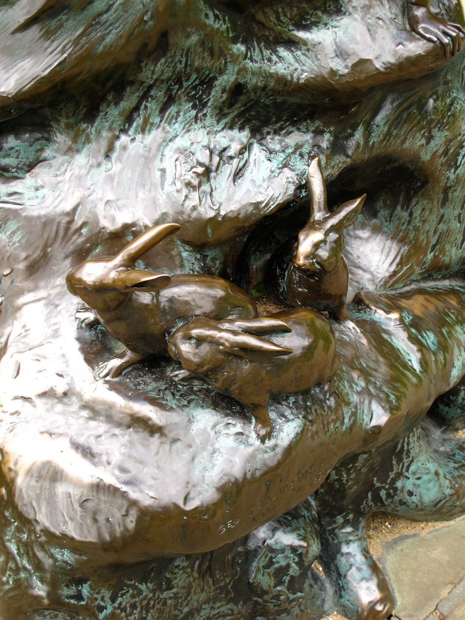 Konijnen, detail van het Peter Pan-standbeeld, 1912 (brons) door George James Frampton