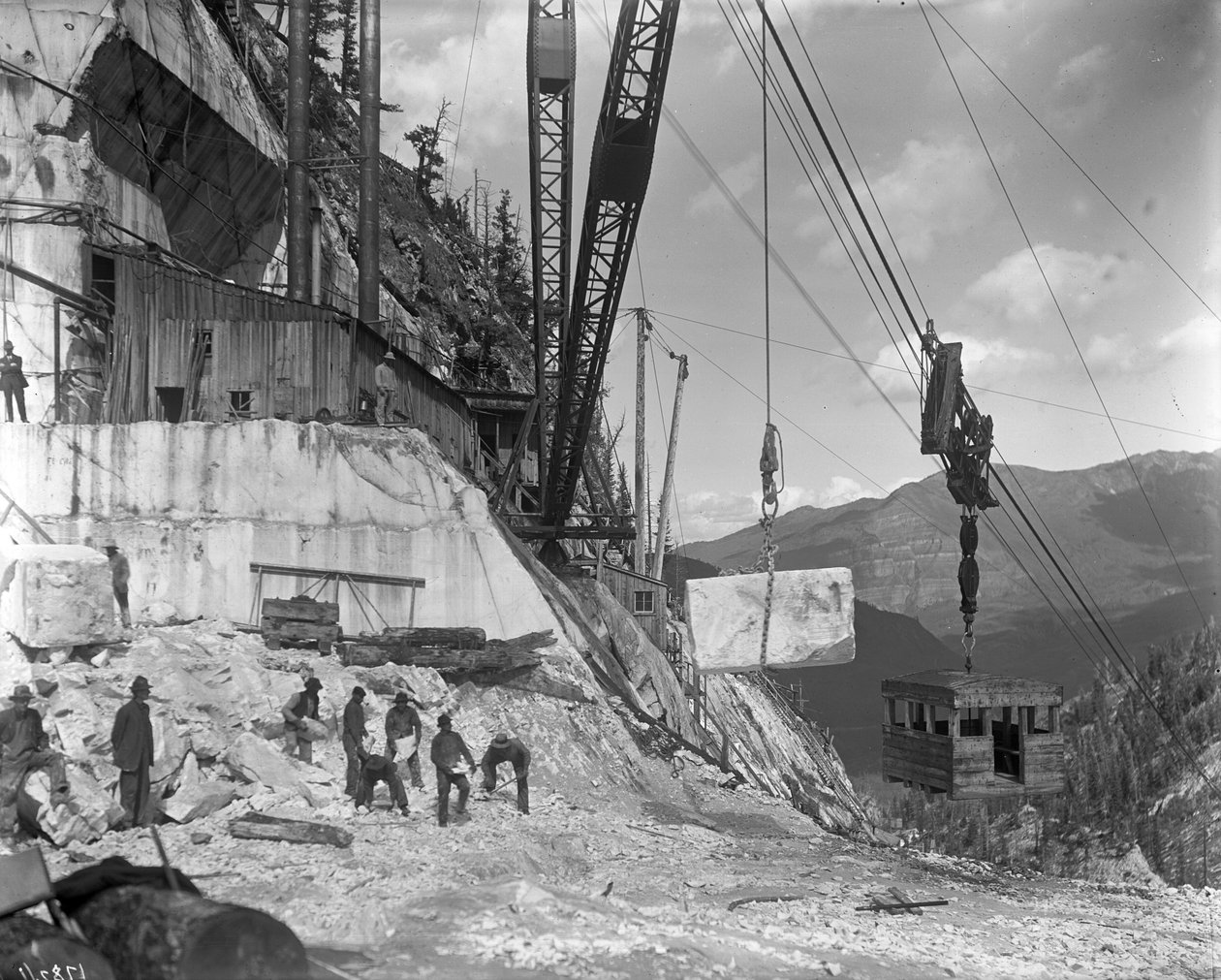 Yule groeve - kraan- en krachtcentrale faciliteiten van de Yule Marble Co., nabij de bron van Yule Creek, ten zuiden van Marble, Colorado, ca. 1910 door George Lytle Beam