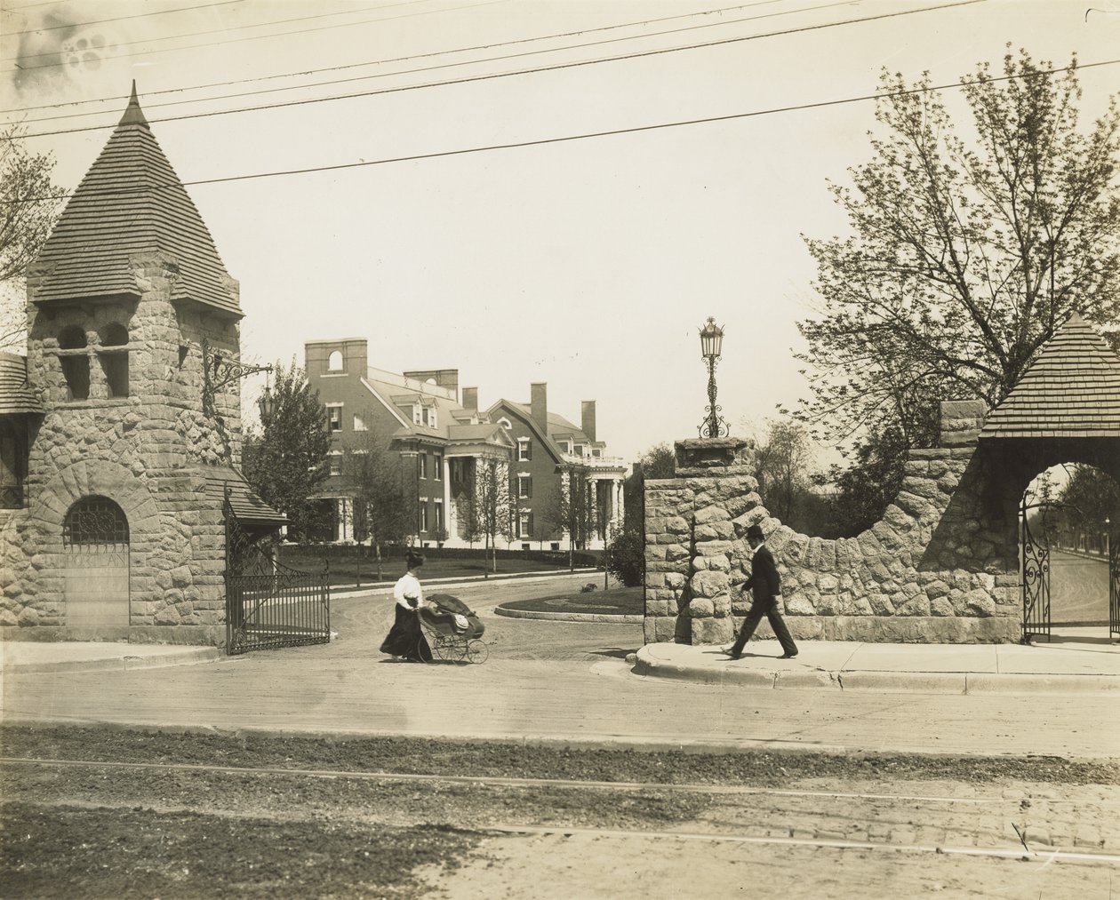 Westelijke ingang naar Portland Place kijkend naar het oosten vanaf Union Boulevard door George Stark