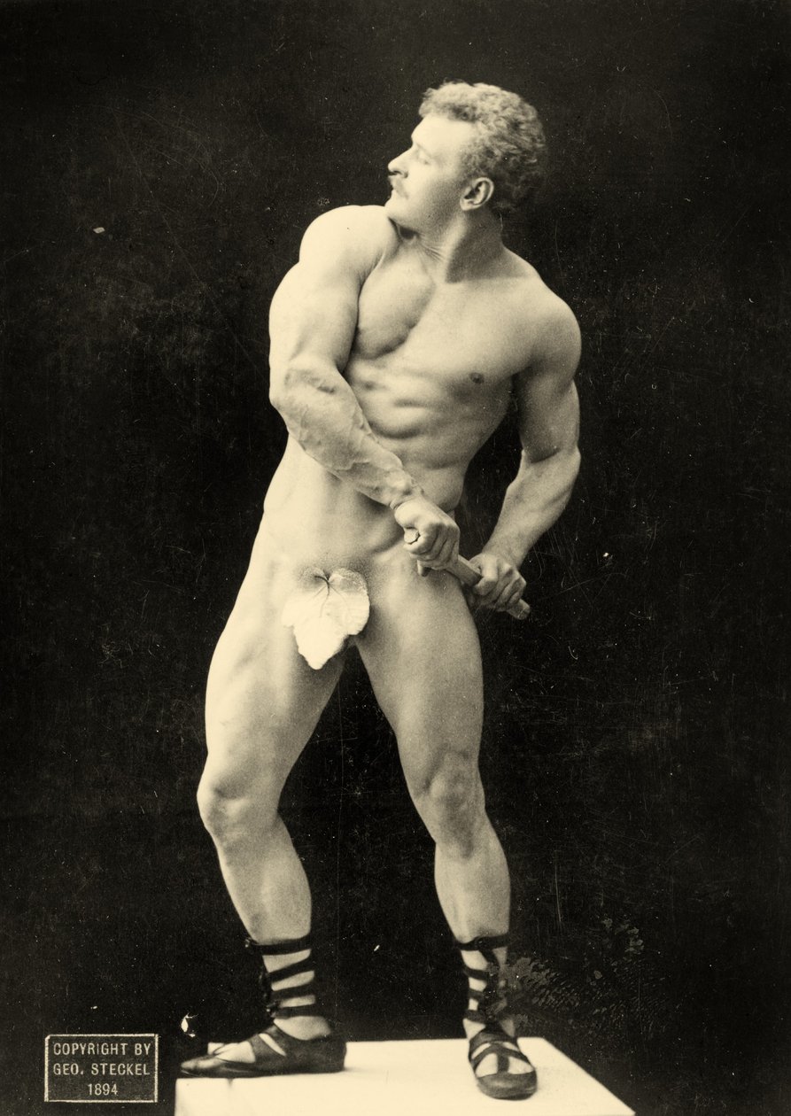 Eugen Sandow trekt zijn zwaard, in klassieke oud-Grieks-Romeinse pose, ca. 1894 door George Steckel