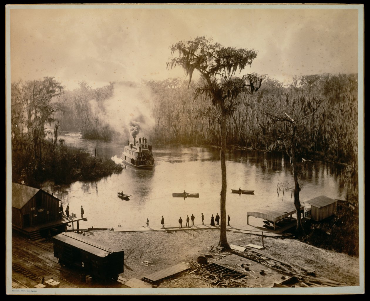 [Achterradstoomboot arriveert bij Silver Springs, Florida, na een nachtelijke vaart stroomopwaarts over de St. Johns, Oklawaha en Silver Rivers] door George Barker