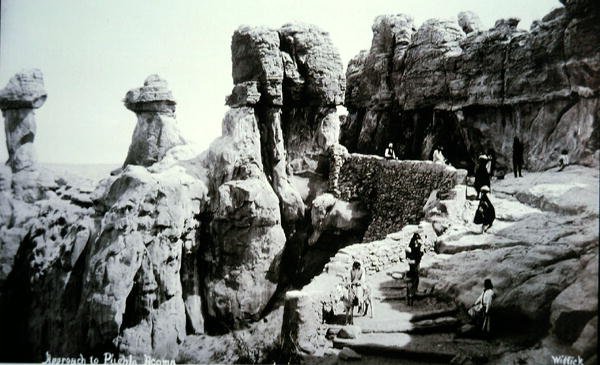 De Benadering van Pueblo Acoma, New Mexico door George Benjamin (Ben) Wittick