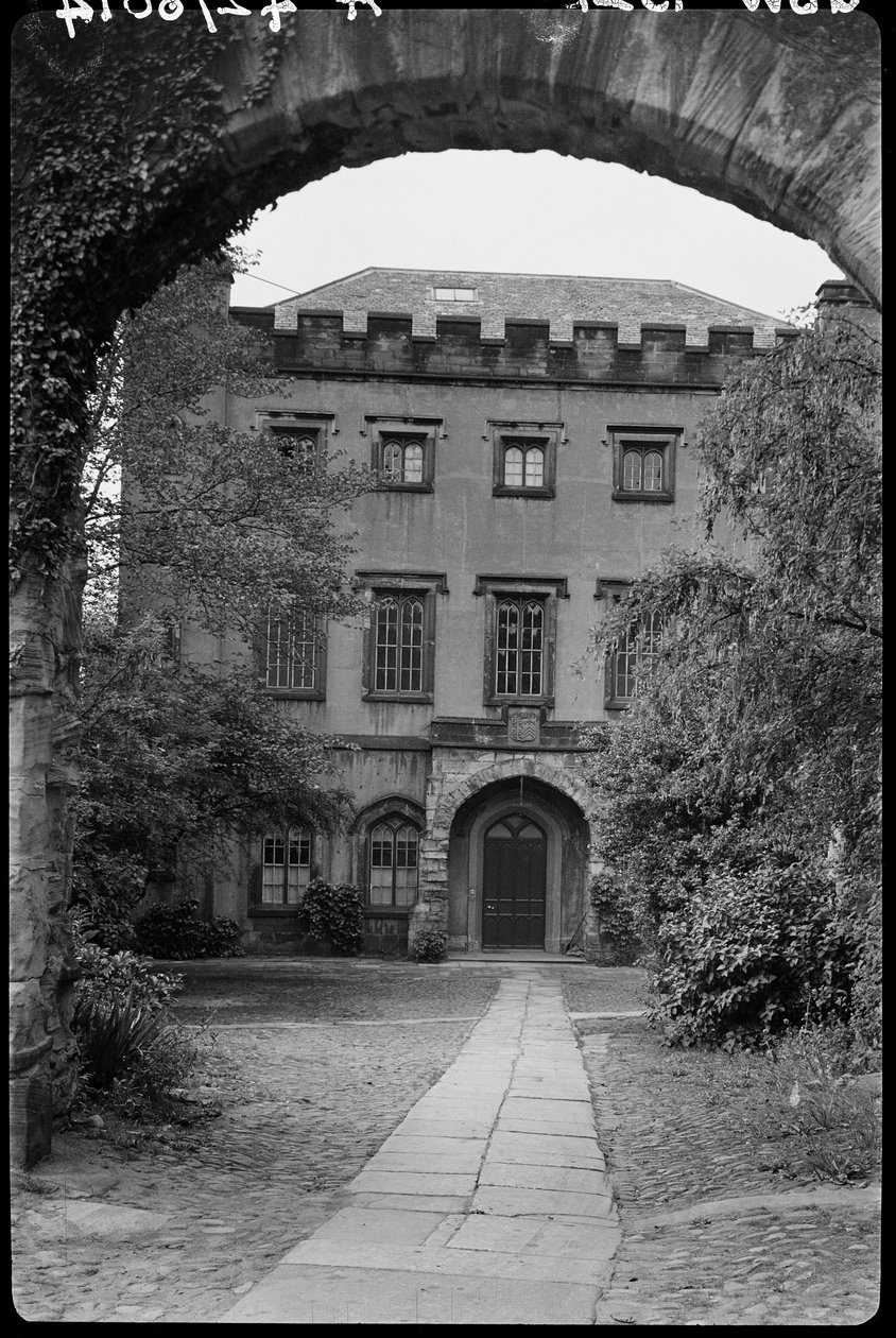 Muur met boog voor nr. 9, The College, County Durham, 1942 door George Bernard Wood