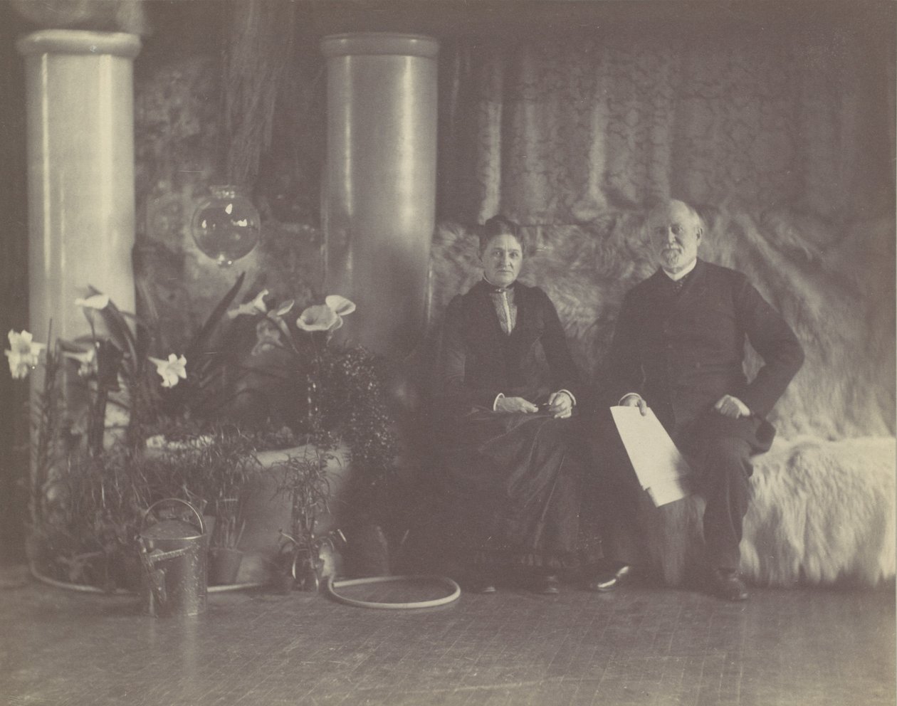 De heer en mevrouw Charles L. Tiffany in de Studio van Louis C. Tiffany, ca. 1890 door George Collins Cox