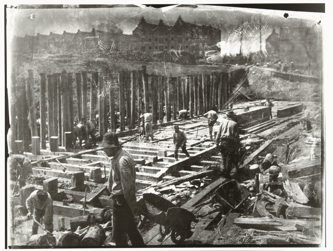 Bouwvakkers aan het werk in een bouwput aan de Van Diemenstraat in Amsterdam door George Hendrik Breitner