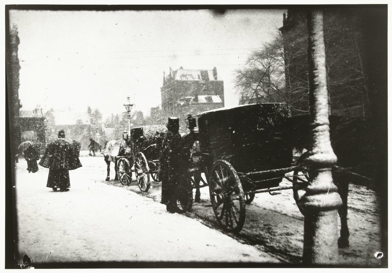 Gezicht op het Leidseplein in Amsterdam met rijtuigverkeer op een winterse dag door George Hendrik Breitner