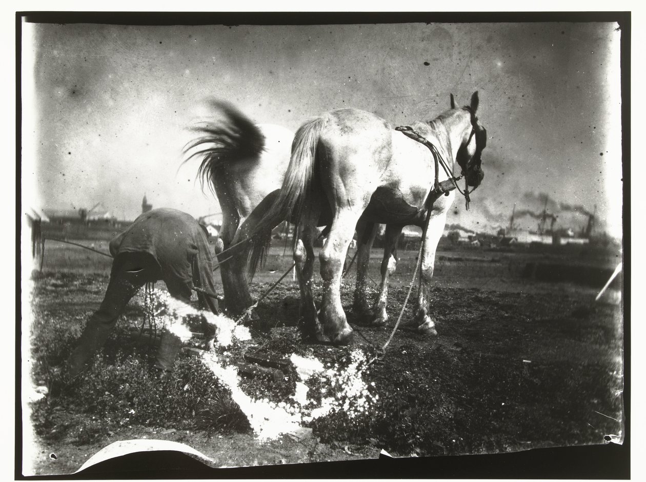 Het ploegen van een veld door paarden door George Hendrik Breitner