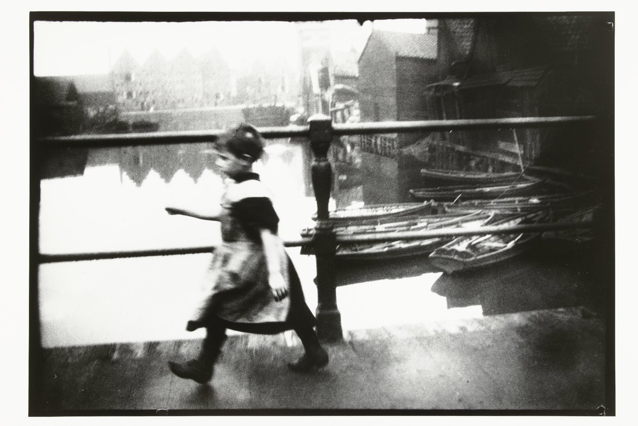Meisje op de brug van Prinseneiland in Amsterdam door George Hendrik Breitner