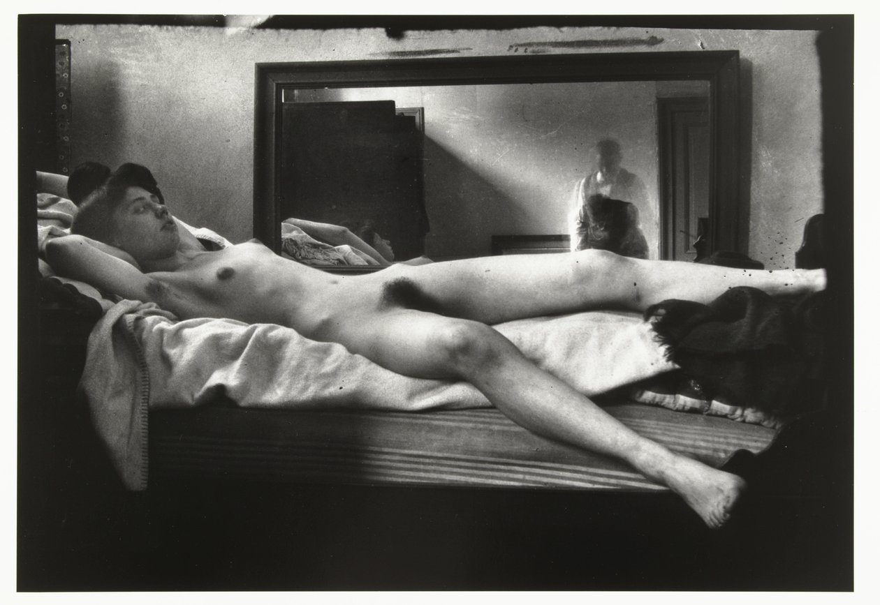 Portret van een vrouwelijk naakt met in de spiegel de fotograferende Breitner door George Hendrik Breitner