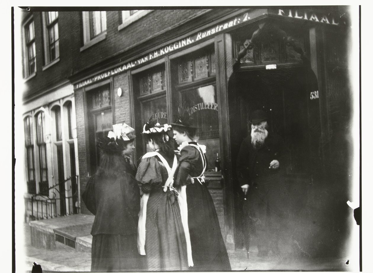 Vier jonge vrouwen op straat voor proeflokaal Koggink in de Runstraat in Amsterdam door George Hendrik Breitner