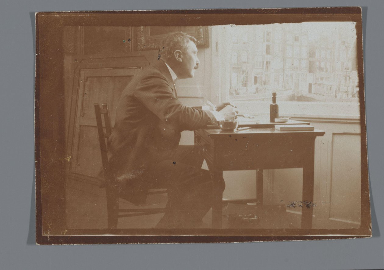 Willem Witsen aan een bureau in zijn boot door George Hendrik Breitner
