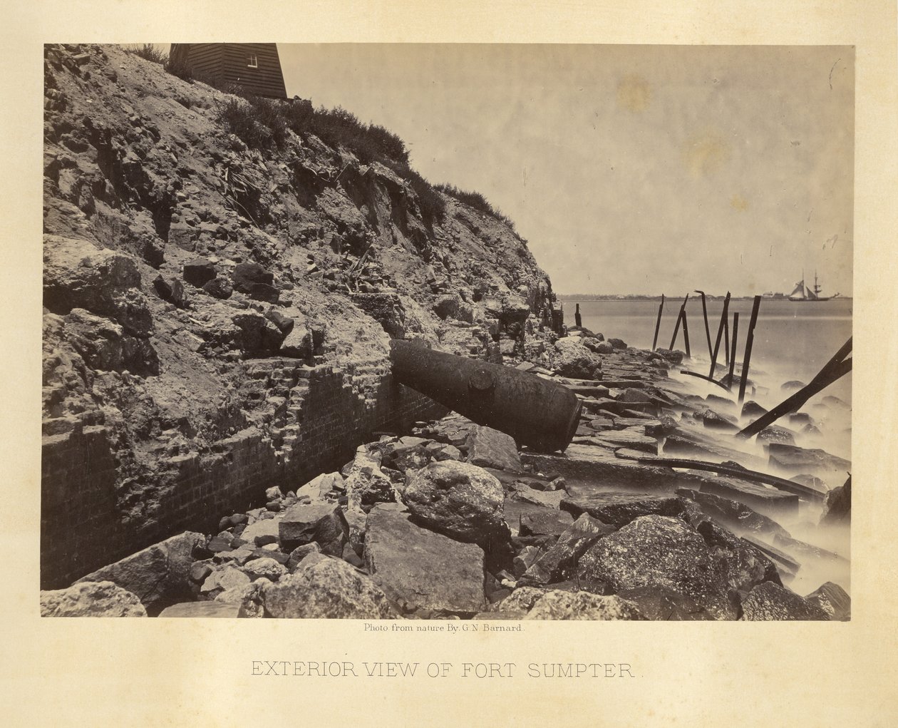 Buitenaanzicht van Fort Sumpter door George N. Barnard