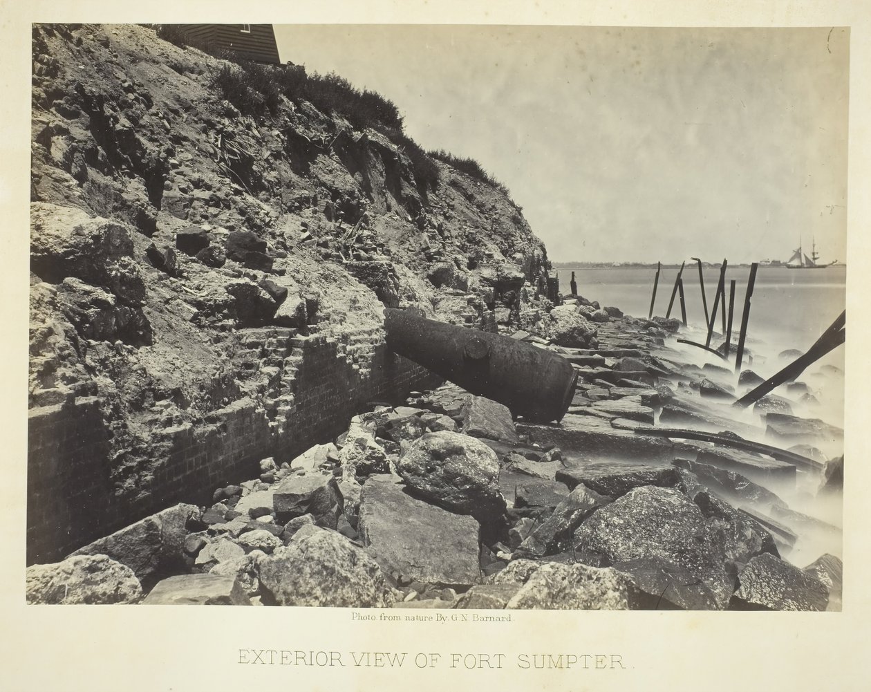 Buitenaanzicht van Fort Sumpter, 1866 door George N. Barnard