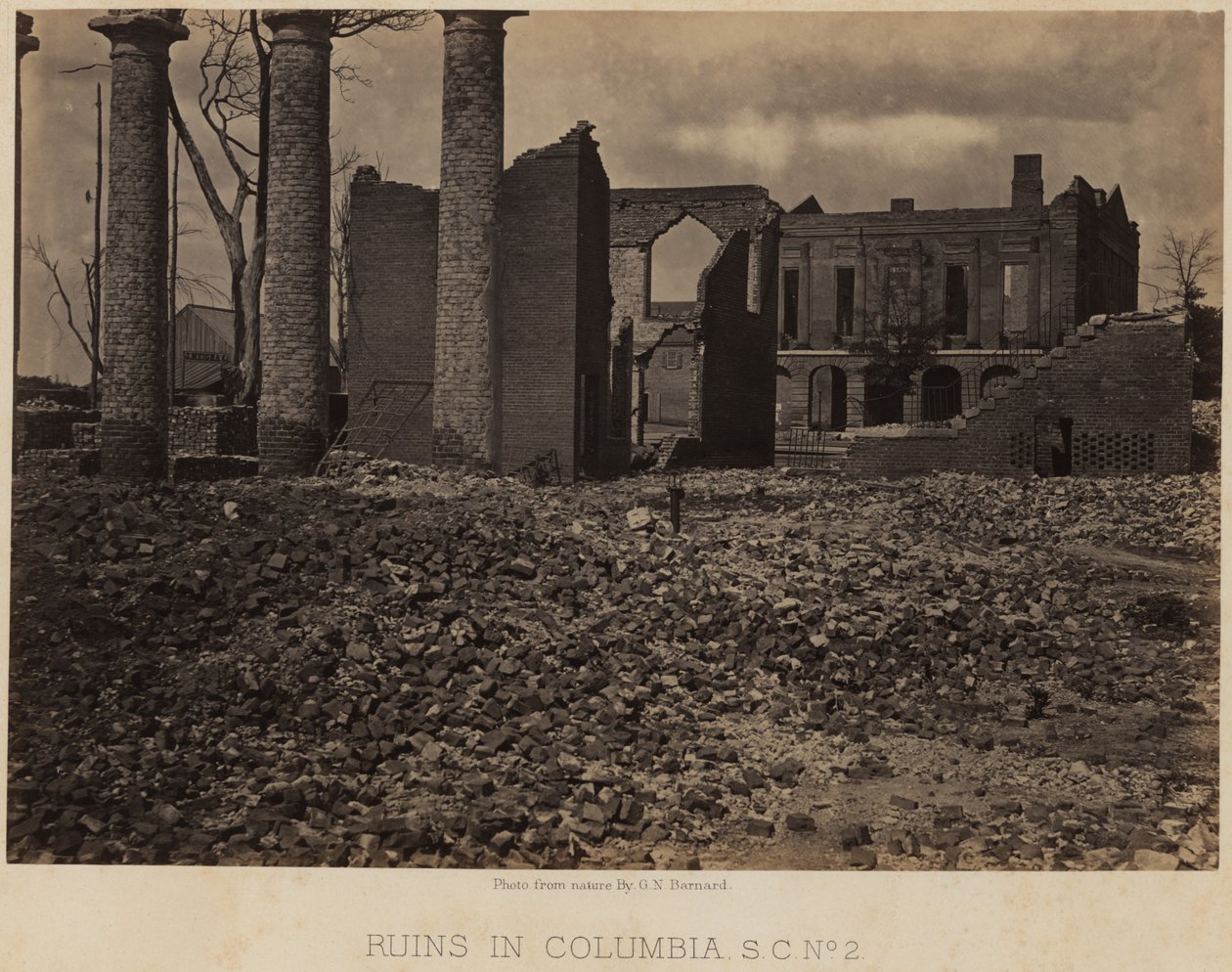 Ruïnes in Columbia, S.C. nr. 2 door George N. Barnard