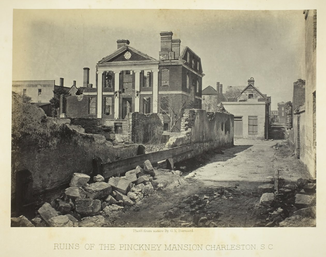 Ruïnes van het Pinckney Mansion, Charleston, S.C. door George N. Barnard