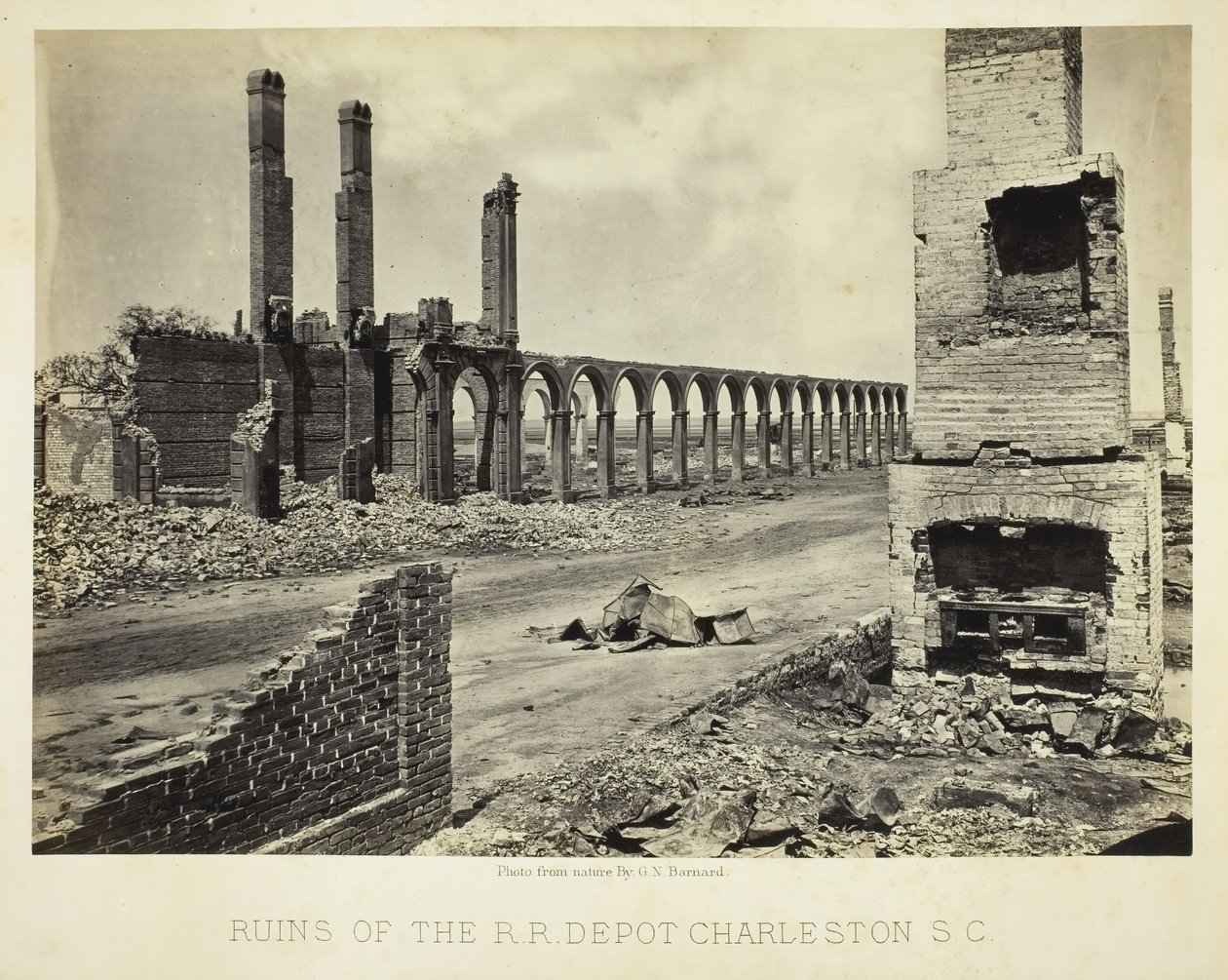 Ruïnes van het R.R. Depot Charleston, S.C., 1865 door George N. Barnard
