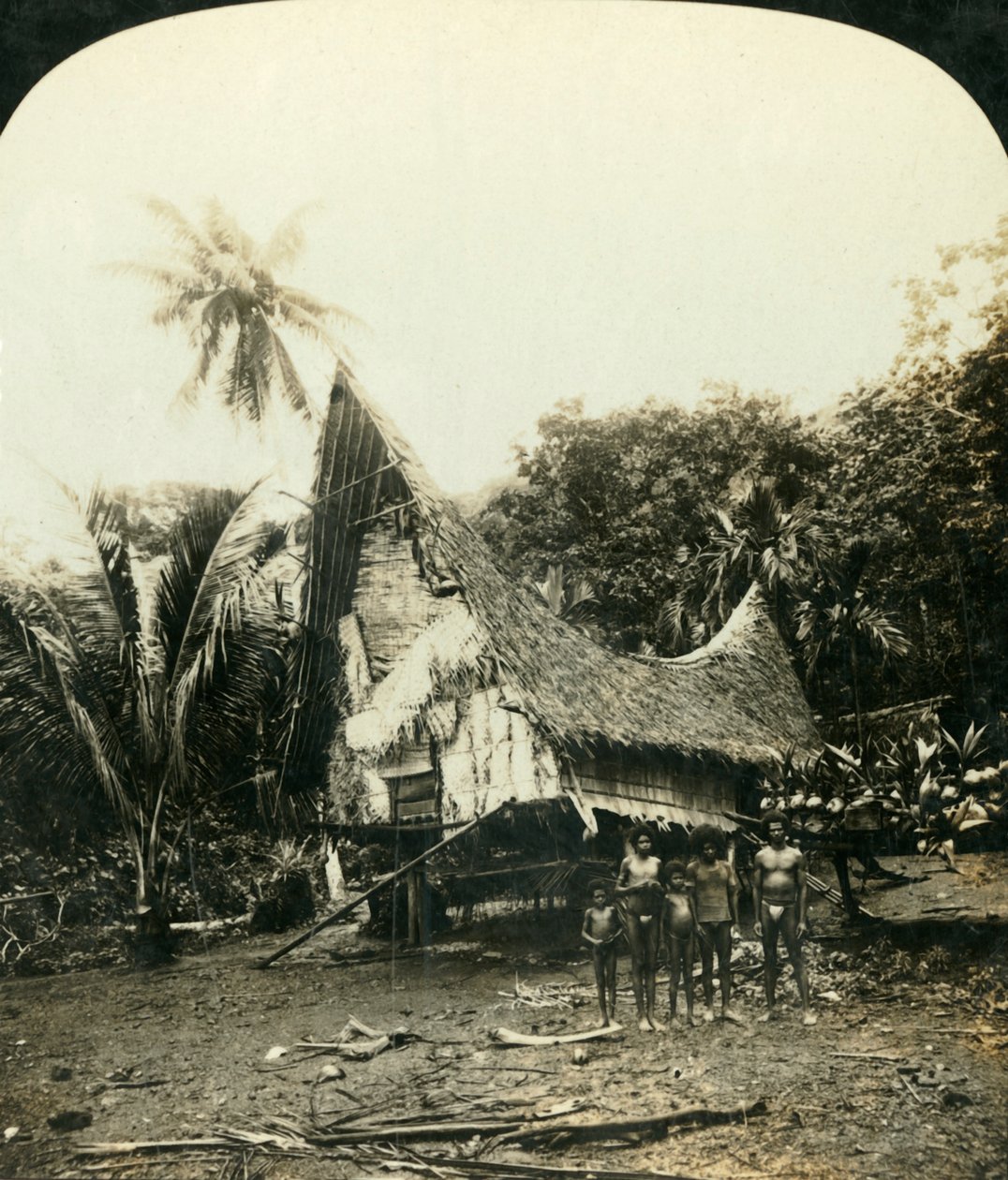Een inheemse hut, Sariba, Brits Nieuw-Guinea, ca. 1909 door George Rose