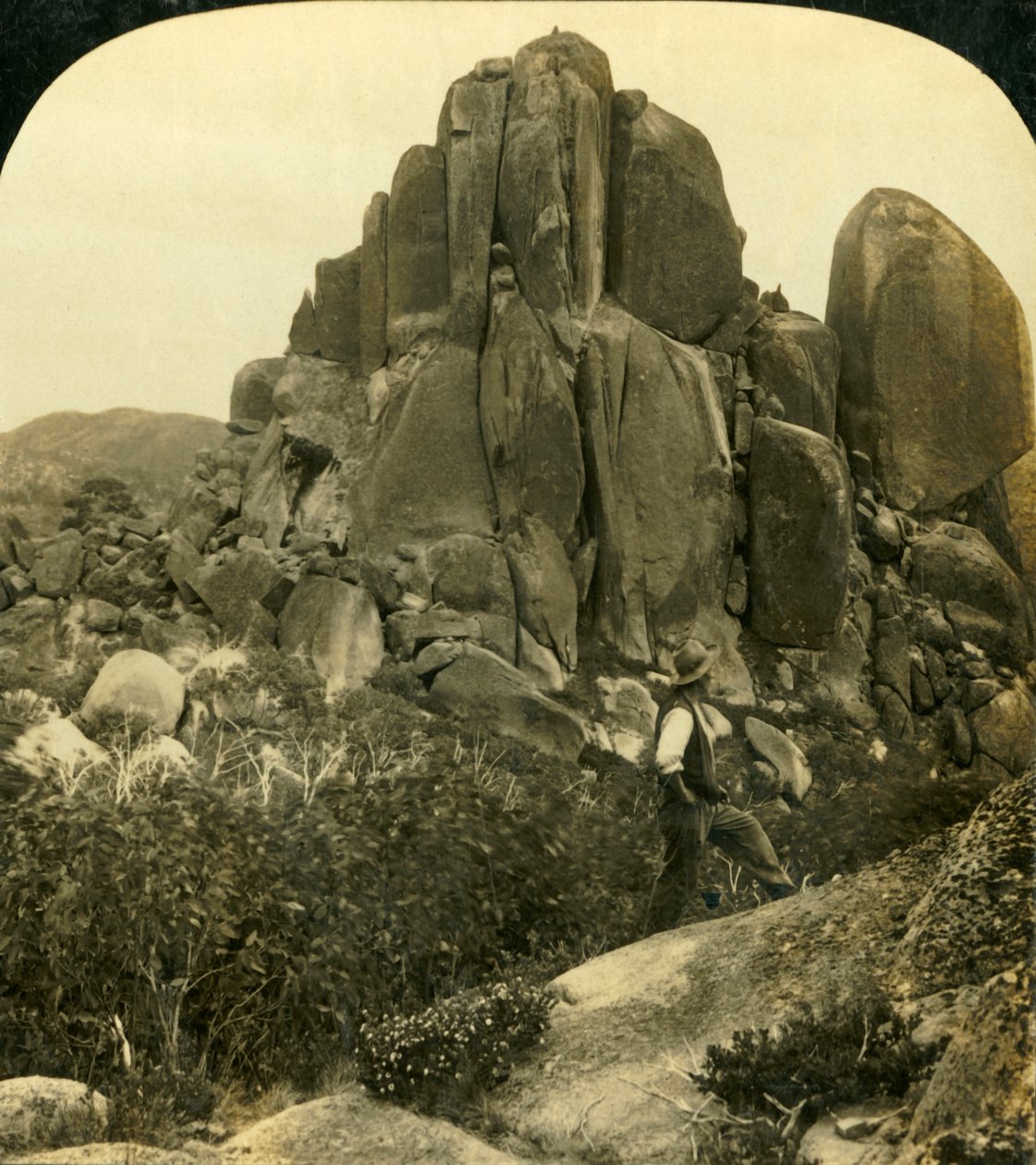 Cathedral Rock, Buffalo Ranges, Victoria, Australië, ca. 1909 door George Rose