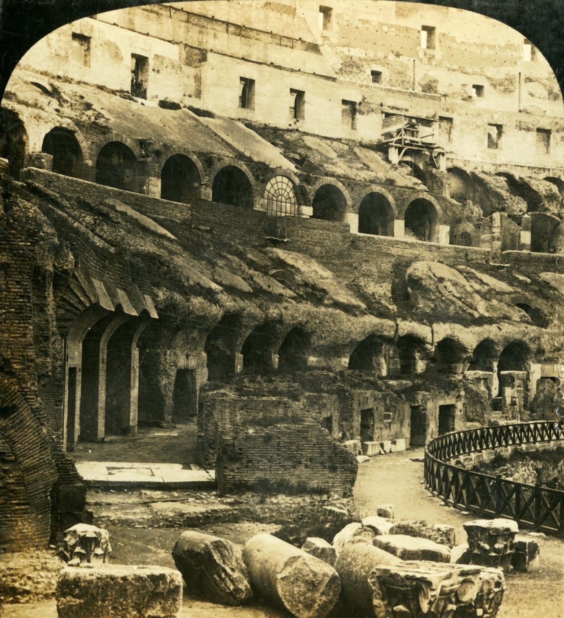 Het interieur van het Colosseum, Rome, Italië, c1909 door George Rose