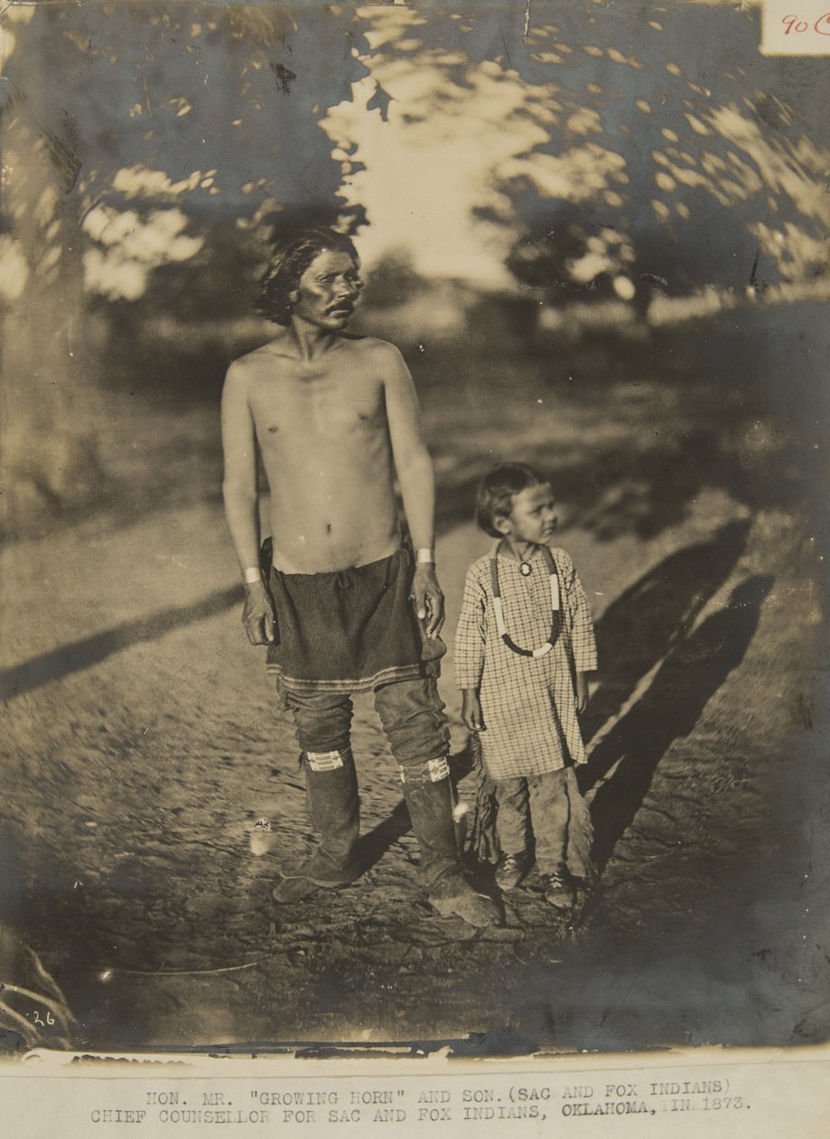 Hon. Mr. Growing Horn en zoon. (Sac en Fox Indiaan) Hoofdadviseur voor Sac en Fox Indiaan, Oklahoma, in 1873 (foto) door George W. Ingalls