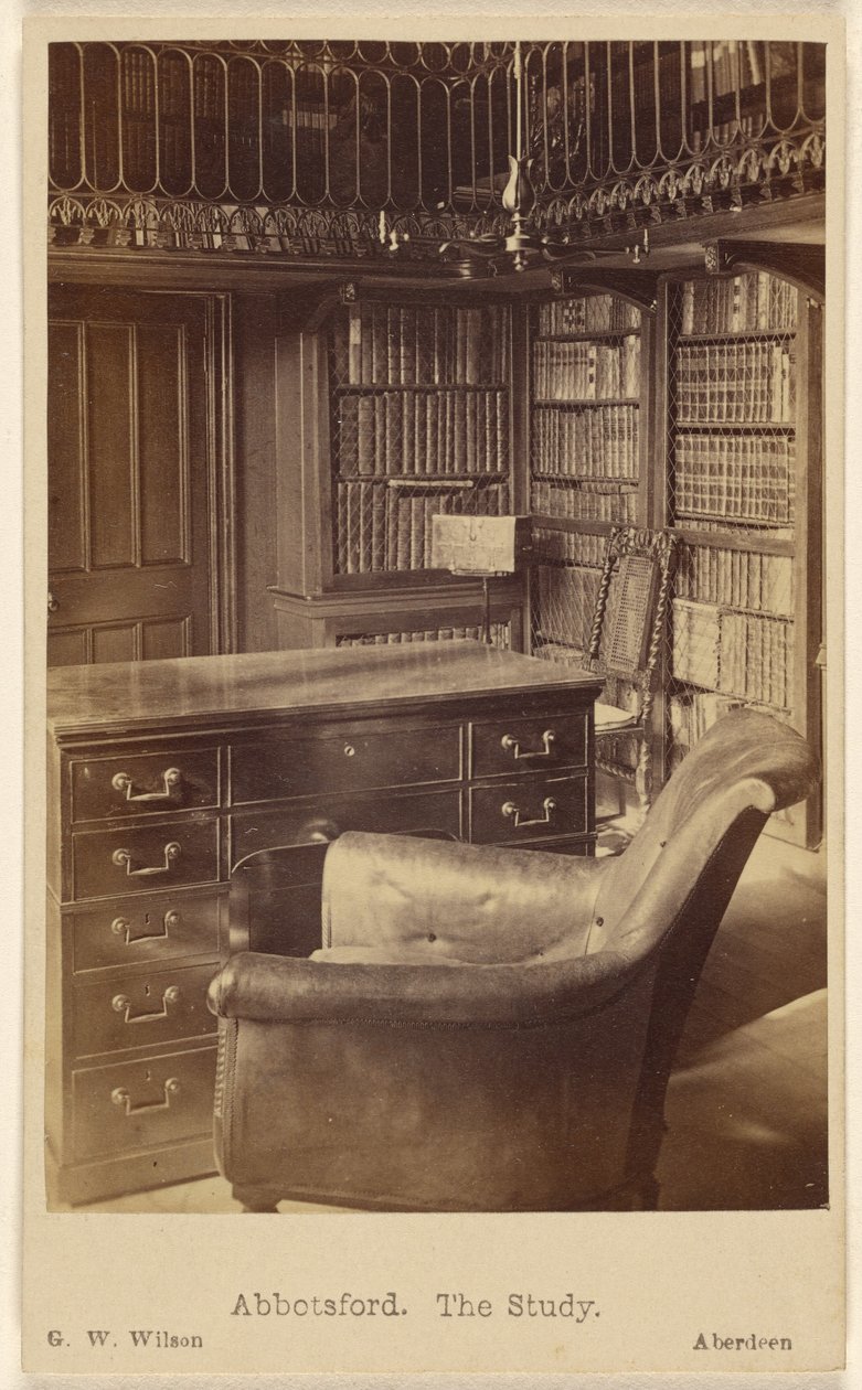 Abbotsford. De studeerkamer. door George Washington Wilson