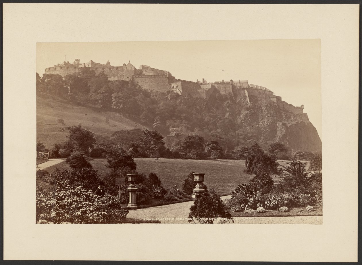 Het kasteel van Edinburgh gezien vanuit de West Princes St. Gardens door George Washington Wilson