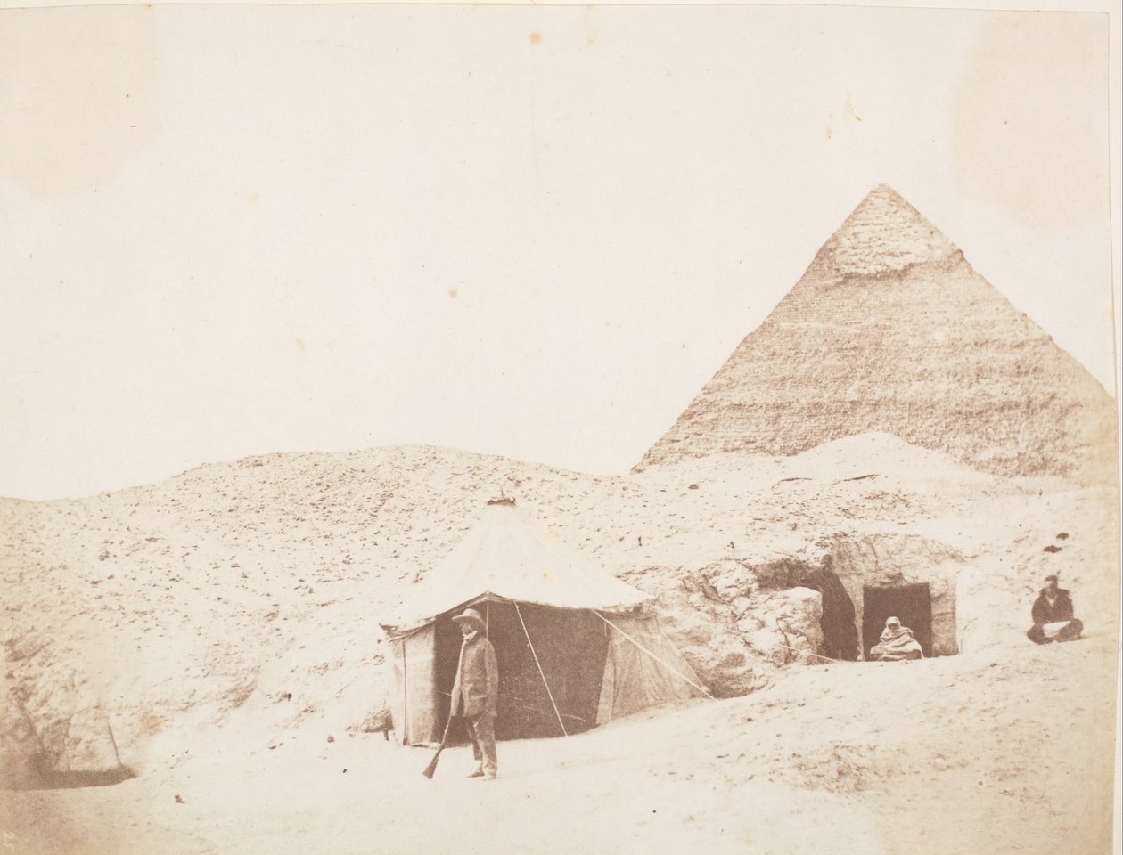 De fotograaf voor zijn tent op de locatie van de piramide van Khafre Chephren, 1851 door George Wilson Bridges