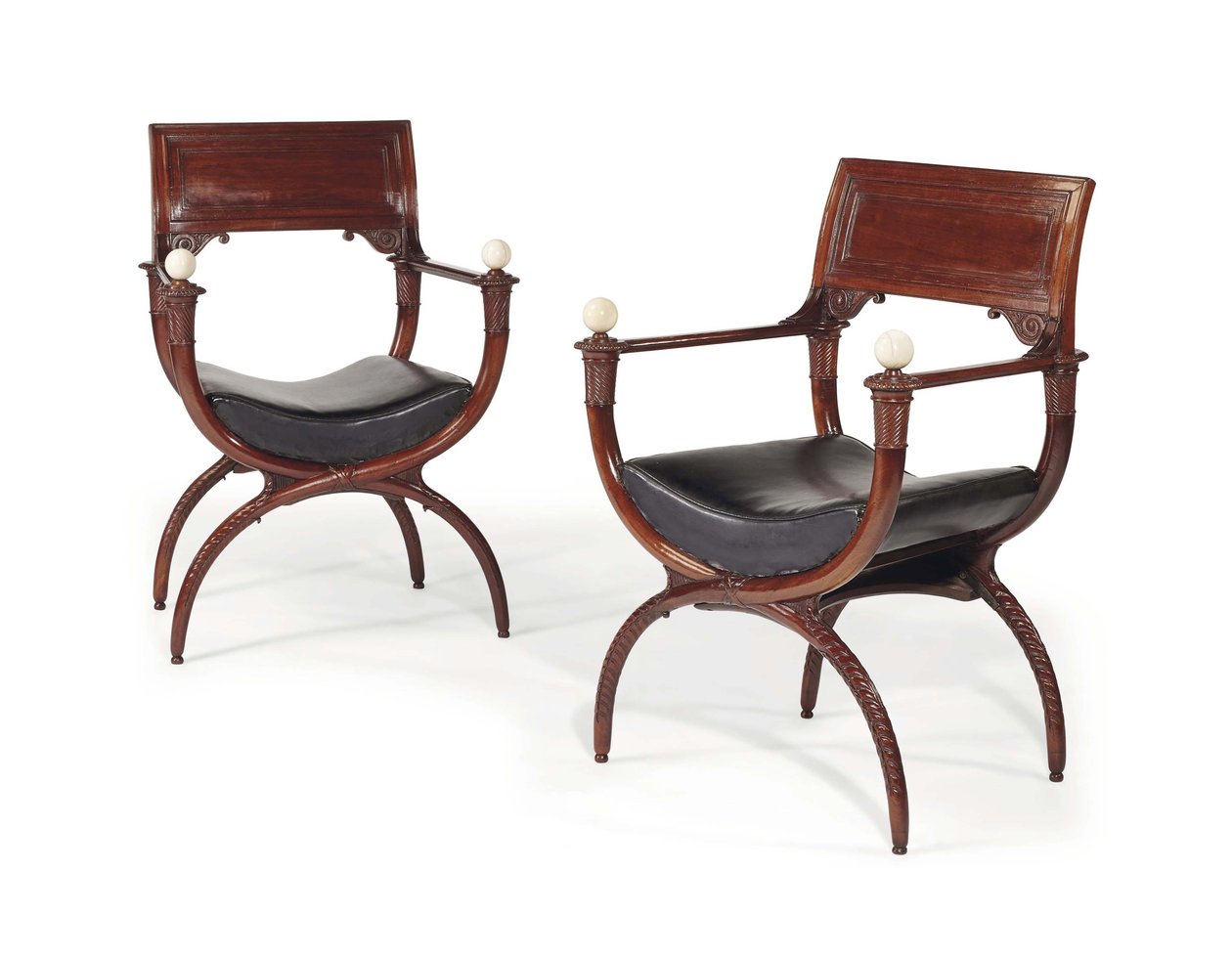 Paar curule armstoelen uit het einde van de Louis XVI-periode, voor 1792 door Georges (attr. to) Jacob