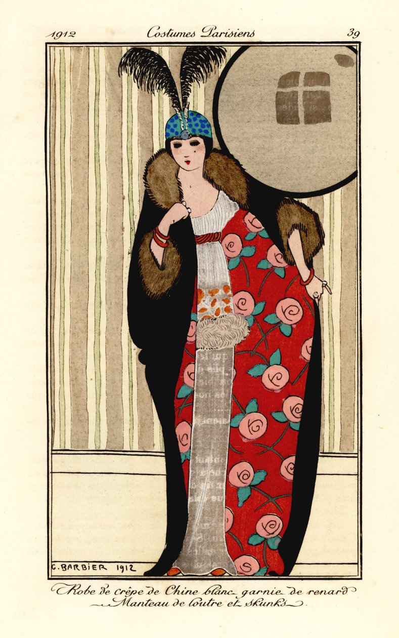 Vrouw in witte crêpe de chine jurk, cape van otter- en stinkdierbont gevoerd met bloemenpatroon, schedelkap met pluimen. Robe de crêpe de chine blanc garnie de renard, manteau de loutre et skunks. Handgekleurde pochoir (stencil) ets naar een illustratie va door Georges Barbier