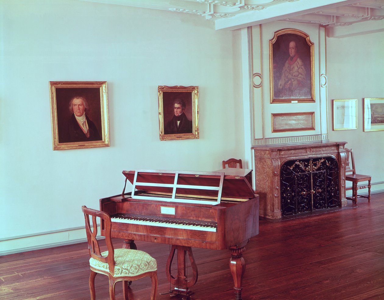 Zicht op een kamer met een vleugelpiano van Ludwig van Beethoven (1770-1827) door German School