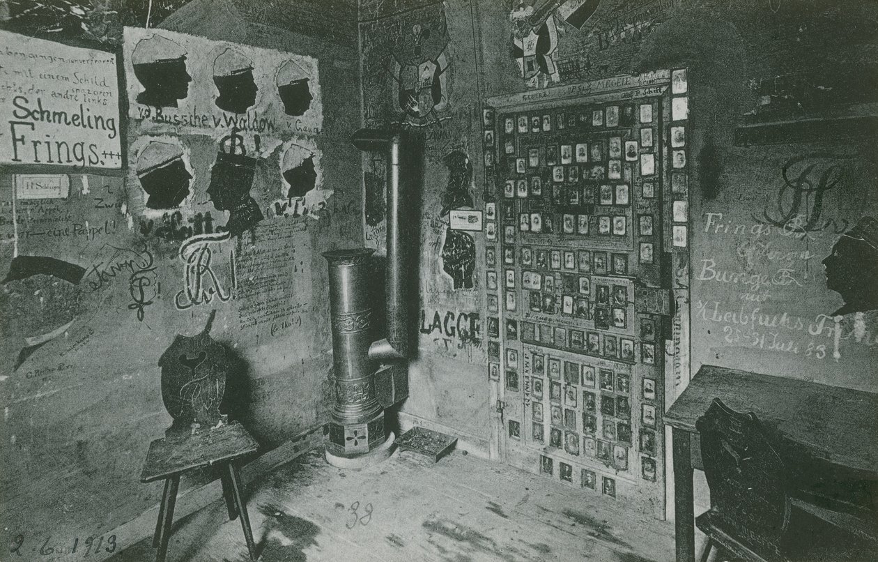 Een kamer met muren bedekt met graffiti verwijzend naar belangrijke hedendaagse figuren zoals Bussche en Waldow. Ansichtkaart verzonden in 1913. door German Photographer