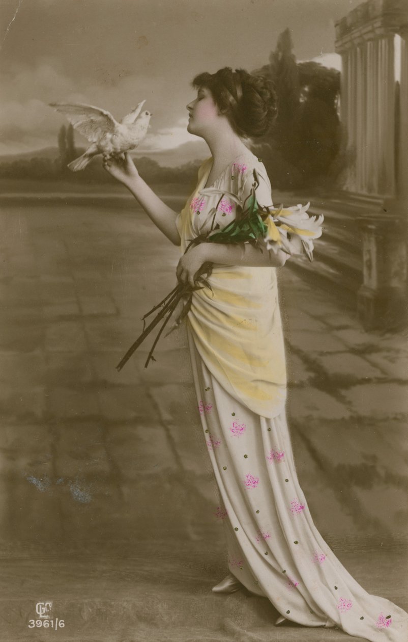 Ansichtkaart van een mooi meisje met lelies en een duif, verzonden in 1913 (handgekleurde foto) door German Photographer