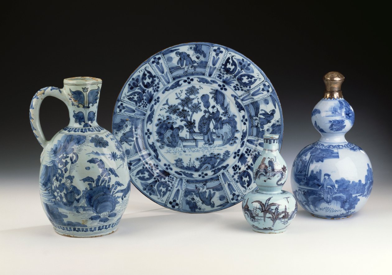 Een selectie van Frankfurt blauw en wit keramiek in Chinese stijl, ca. 1700 door German School