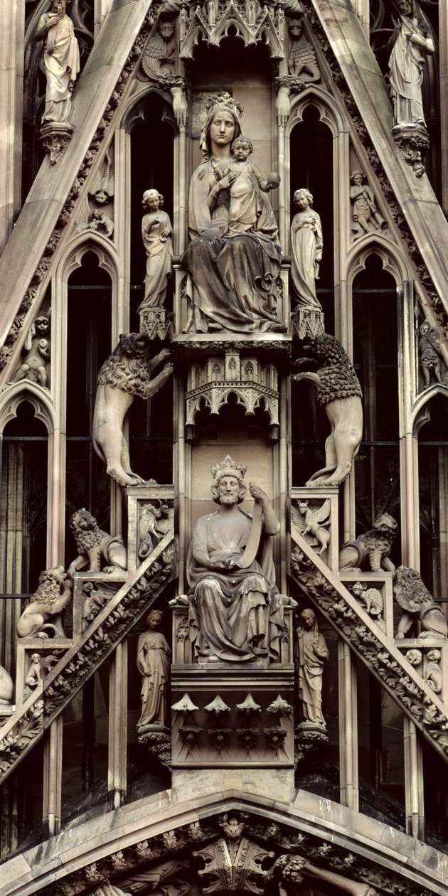 Detail van de Maagd en Kind, van de gevel boven het centrale portaal aan de westgevel, begonnen in 1277 (steen) door German School