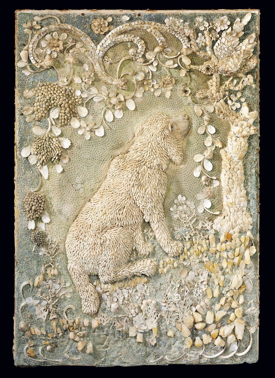 Een van een paar Louis XV zittende honden gemodelleerd in reliëf, binnen een grotachtige omgeving door German School